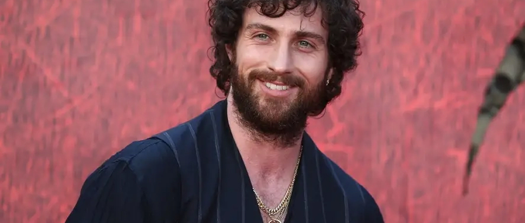 🐺 Замечено! Кровь, грязь и туман: Аарон Тейлор-Джонсон неузнаваем на съемках «Вервольфа» фото