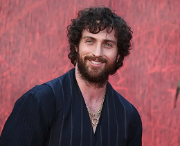 🐺 Замечено! Кровь, грязь и туман: Аарон Тейлор-Джонсон неузнаваем на съемках «Вервольфа» фото