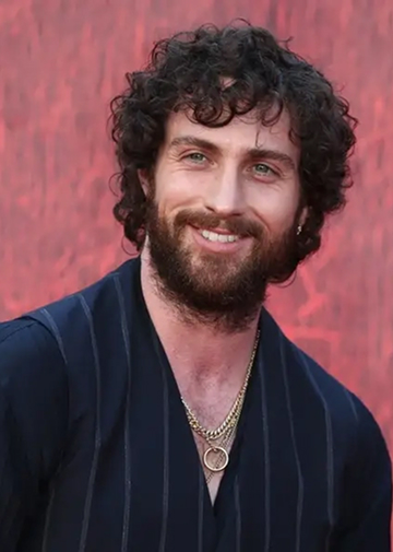 🐺 Замечено! Кровь, грязь и туман: Аарон Тейлор-Джонсон неузнаваем на съемках «Вервольфа» фото