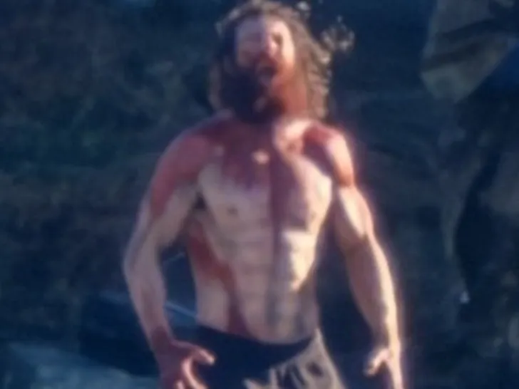 Аарон Тейлор-Джонсон пропитан кровью на съемках "Вервольфа" - Засмотрено на viju