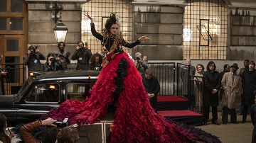 🖤 У меня тут сочный сиквел: Эмма Стоун вернется, чтобы покорить мир моды в «Круэлле 2»! фото 2 🖤 У меня тут сочный сиквел: Эмма Стоун вернется, чтобы покорить мир моды в «Круэлле 2»! фото